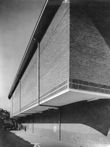 43822 Gezicht op het fruitkoelhuis op het terrein van het Gebouw voor Groenten- en Vruchtenveilingen aan de Croeselaan ...